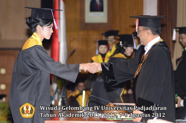 wisuda-unpad-gel-iv-2011_2012-fakultas-kedokteran-gigi-oleh-rektor-082