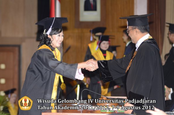 wisuda-unpad-gel-iv-2011_2012-fakultas-kedokteran-gigi-oleh-rektor-083