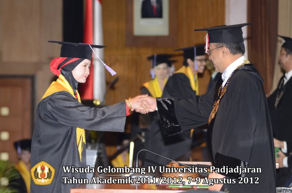 wisuda-unpad-gel-iv-2011_2012-fakultas-kedokteran-gigi-oleh-rektor-084