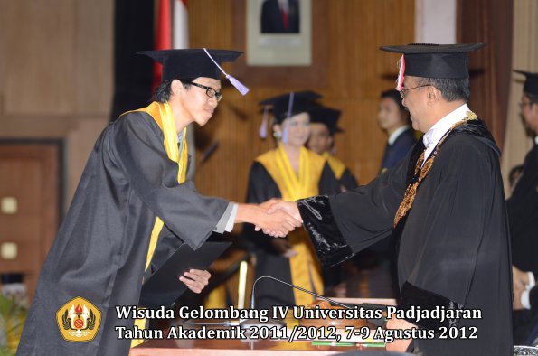 wisuda-unpad-gel-iv-2011_2012-fakultas-kedokteran-gigi-oleh-rektor-085