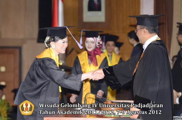 wisuda-unpad-gel-iv-2011_2012-fakultas-kedokteran-gigi-oleh-rektor-086