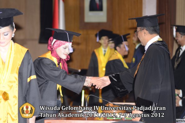 wisuda-unpad-gel-iv-2011_2012-fakultas-kedokteran-gigi-oleh-rektor-087