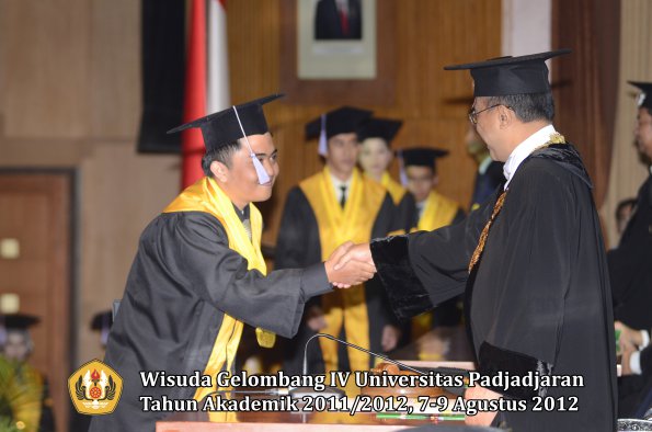 wisuda-unpad-gel-iv-2011_2012-fakultas-kedokteran-gigi-oleh-rektor-088