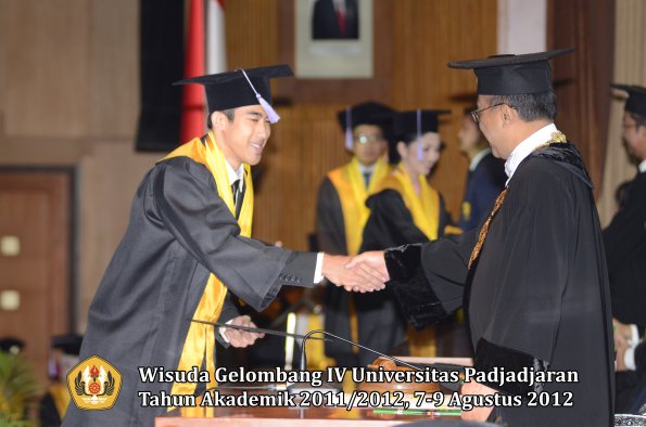 wisuda-unpad-gel-iv-2011_2012-fakultas-kedokteran-gigi-oleh-rektor-089