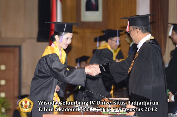 wisuda-unpad-gel-iv-2011_2012-fakultas-kedokteran-gigi-oleh-rektor-090