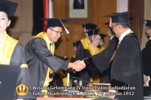 wisuda-unpad-gel-iv-2011_2012-fakultas-kedokteran-gigi-oleh-rektor-091