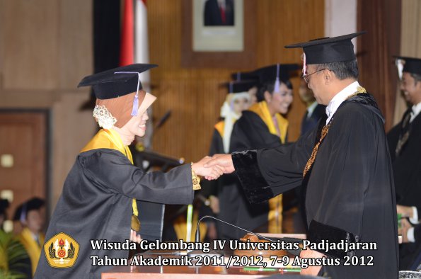 wisuda-unpad-gel-iv-2011_2012-fakultas-kedokteran-gigi-oleh-rektor-092