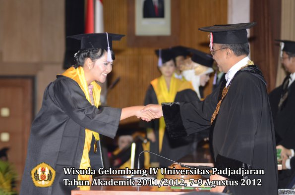 wisuda-unpad-gel-iv-2011_2012-fakultas-kedokteran-gigi-oleh-rektor-093