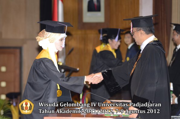 wisuda-unpad-gel-iv-2011_2012-fakultas-kedokteran-gigi-oleh-rektor-094