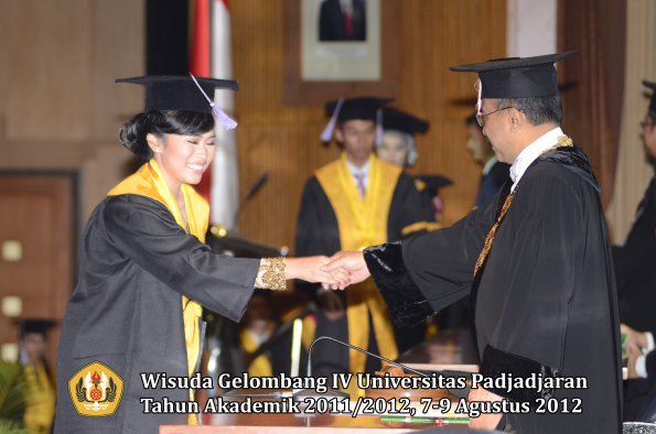 wisuda-unpad-gel-iv-2011_2012-fakultas-kedokteran-gigi-oleh-rektor-095