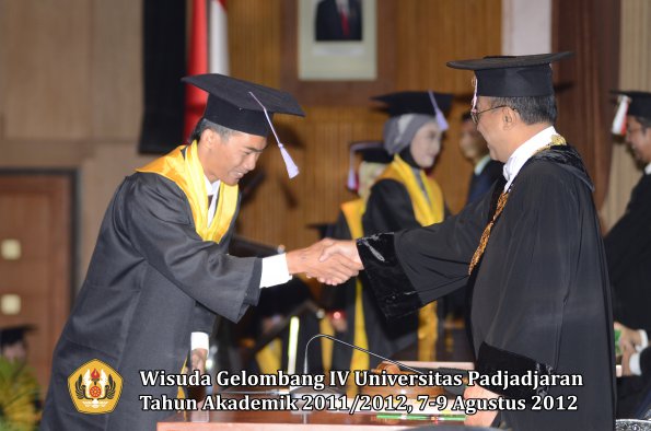 wisuda-unpad-gel-iv-2011_2012-fakultas-kedokteran-gigi-oleh-rektor-096