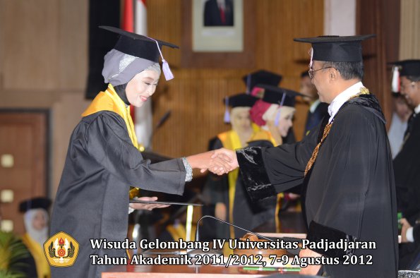 wisuda-unpad-gel-iv-2011_2012-fakultas-kedokteran-gigi-oleh-rektor-097