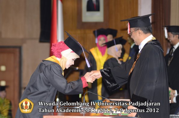 wisuda-unpad-gel-iv-2011_2012-fakultas-kedokteran-gigi-oleh-rektor-098