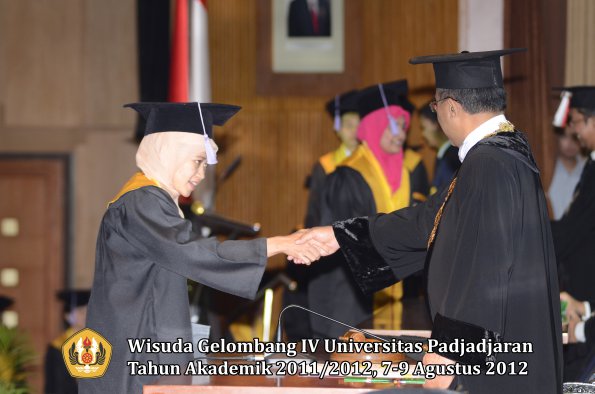 wisuda-unpad-gel-iv-2011_2012-fakultas-kedokteran-gigi-oleh-rektor-099