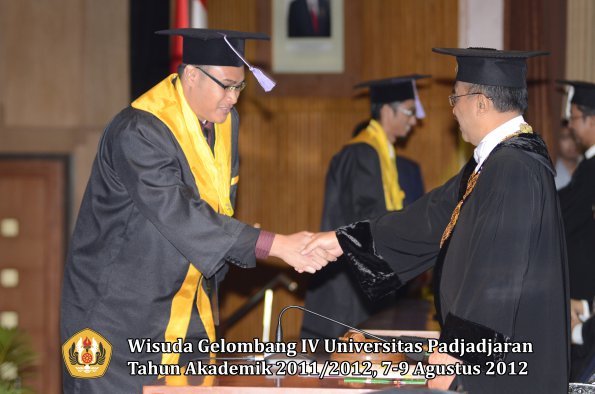 wisuda-unpad-gel-iv-2011_2012-fakultas-kedokteran-gigi-oleh-rektor-110