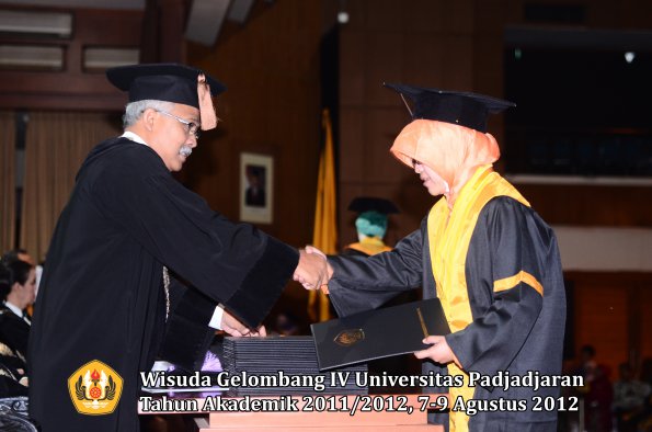 wisuda-unpad-gel-iv-2011_2012-fakultas-peternakan-oleh-dekan-023