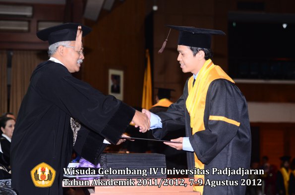 wisuda-unpad-gel-iv-2011_2012-fakultas-peternakan-oleh-dekan-025