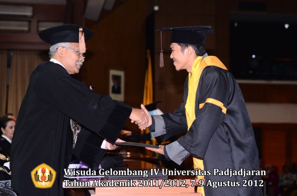 wisuda-unpad-gel-iv-2011_2012-fakultas-peternakan-oleh-dekan-045