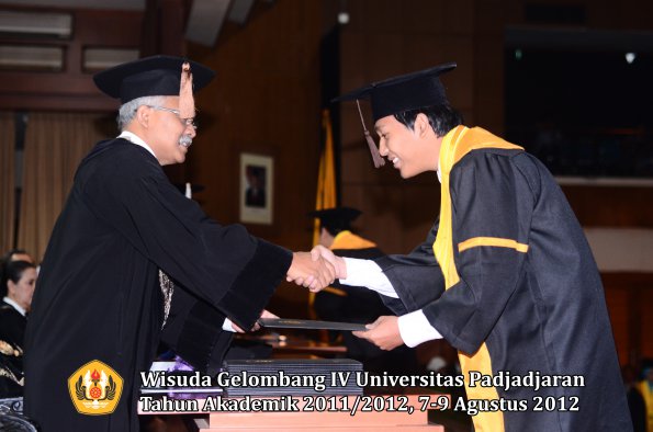 wisuda-unpad-gel-iv-2011_2012-fakultas-peternakan-oleh-dekan-052