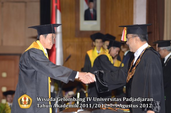 wisuda-unpad-gel-iv-2011_2012-fakultas-peternakan-oleh-rektor-003