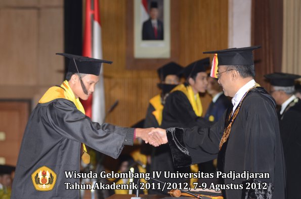 wisuda-unpad-gel-iv-2011_2012-fakultas-peternakan-oleh-rektor-004