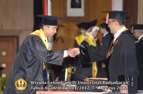 wisuda-unpad-gel-iv-2011_2012-fakultas-peternakan-oleh-rektor-009