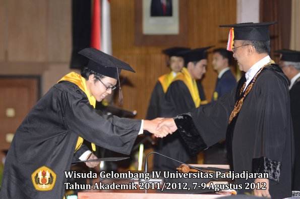 wisuda-unpad-gel-iv-2011_2012-fakultas-peternakan-oleh-rektor-011