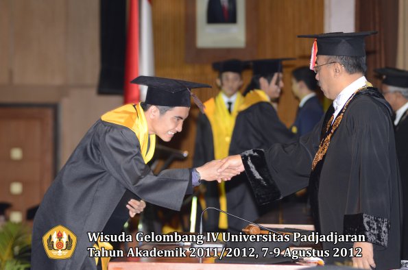 wisuda-unpad-gel-iv-2011_2012-fakultas-peternakan-oleh-rektor-012