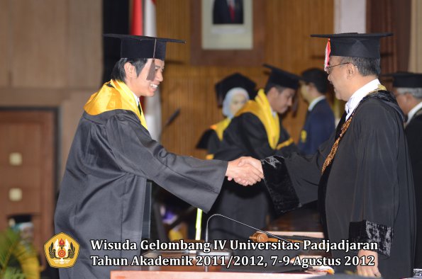 wisuda-unpad-gel-iv-2011_2012-fakultas-peternakan-oleh-rektor-013
