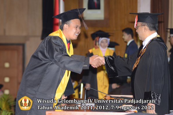 wisuda-unpad-gel-iv-2011_2012-fakultas-peternakan-oleh-rektor-018