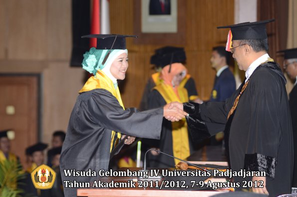 wisuda-unpad-gel-iv-2011_2012-fakultas-peternakan-oleh-rektor-022