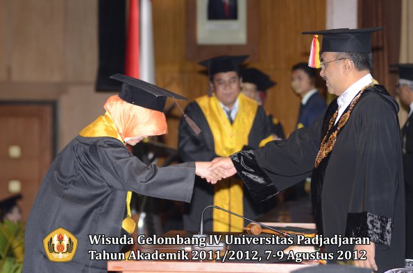 wisuda-unpad-gel-iv-2011_2012-fakultas-peternakan-oleh-rektor-023