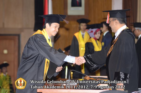 wisuda-unpad-gel-iv-2011_2012-fakultas-peternakan-oleh-rektor-025