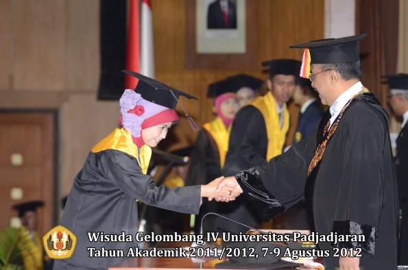 wisuda-unpad-gel-iv-2011_2012-fakultas-peternakan-oleh-rektor-026