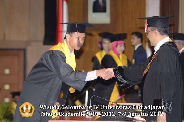 wisuda-unpad-gel-iv-2011_2012-fakultas-peternakan-oleh-rektor-027