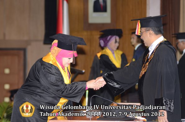 wisuda-unpad-gel-iv-2011_2012-fakultas-peternakan-oleh-rektor-028