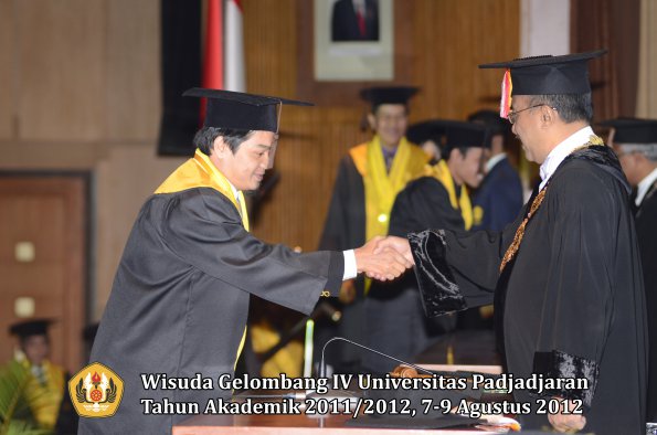 wisuda-unpad-gel-iv-2011_2012-fakultas-peternakan-oleh-rektor-030