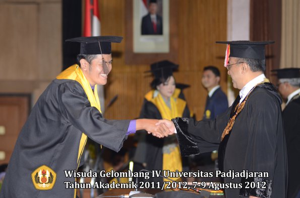 wisuda-unpad-gel-iv-2011_2012-fakultas-peternakan-oleh-rektor-032