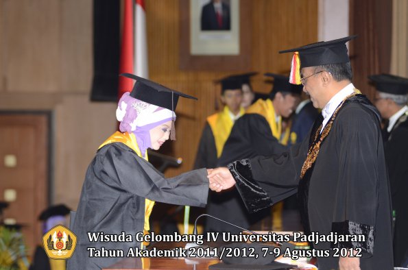 wisuda-unpad-gel-iv-2011_2012-fakultas-peternakan-oleh-rektor-034