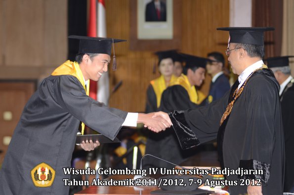 wisuda-unpad-gel-iv-2011_2012-fakultas-peternakan-oleh-rektor-035