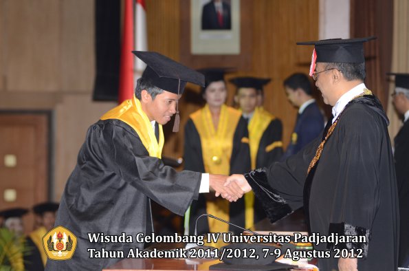 wisuda-unpad-gel-iv-2011_2012-fakultas-peternakan-oleh-rektor-036