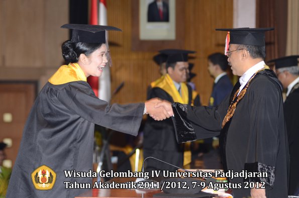 wisuda-unpad-gel-iv-2011_2012-fakultas-peternakan-oleh-rektor-037