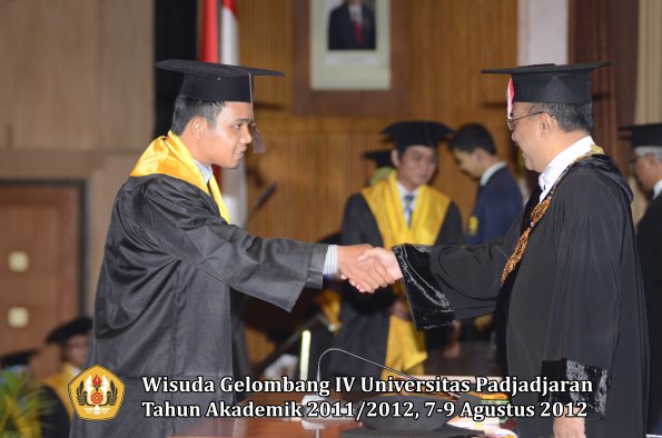 wisuda-unpad-gel-iv-2011_2012-fakultas-peternakan-oleh-rektor-038