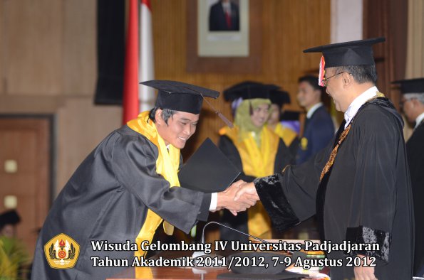 wisuda-unpad-gel-iv-2011_2012-fakultas-peternakan-oleh-rektor-039