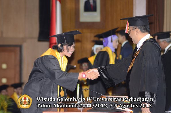 wisuda-unpad-gel-iv-2011_2012-fakultas-peternakan-oleh-rektor-042