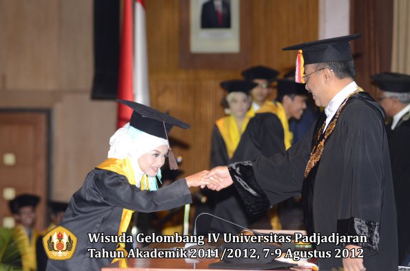 wisuda-unpad-gel-iv-2011_2012-fakultas-peternakan-oleh-rektor-044