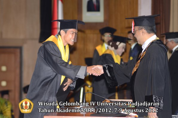 wisuda-unpad-gel-iv-2011_2012-fakultas-peternakan-oleh-rektor-045