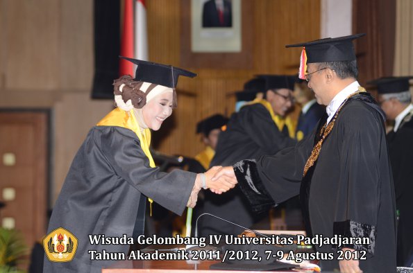 wisuda-unpad-gel-iv-2011_2012-fakultas-peternakan-oleh-rektor-046