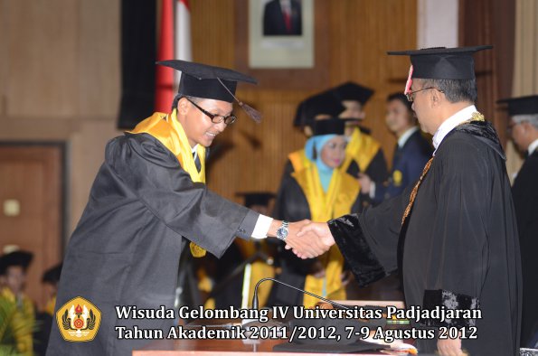 wisuda-unpad-gel-iv-2011_2012-fakultas-peternakan-oleh-rektor-047