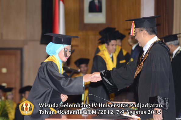 wisuda-unpad-gel-iv-2011_2012-fakultas-peternakan-oleh-rektor-048